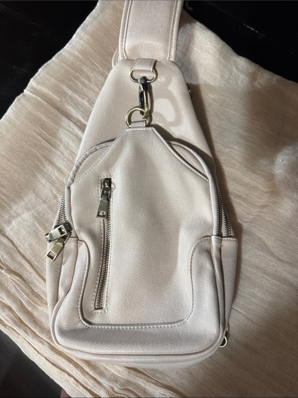 Antik Kraft Cream Crossbody Sling Bag . Like new condition.
